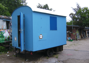 Dieser Bauwagen steht ab Mitte Oktober auf dem Außengelände der Wilden Wiese